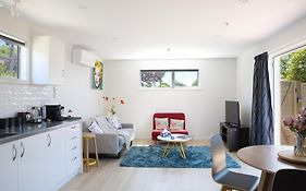 Classy Modern Unit Close To Airport, Shops And Bus